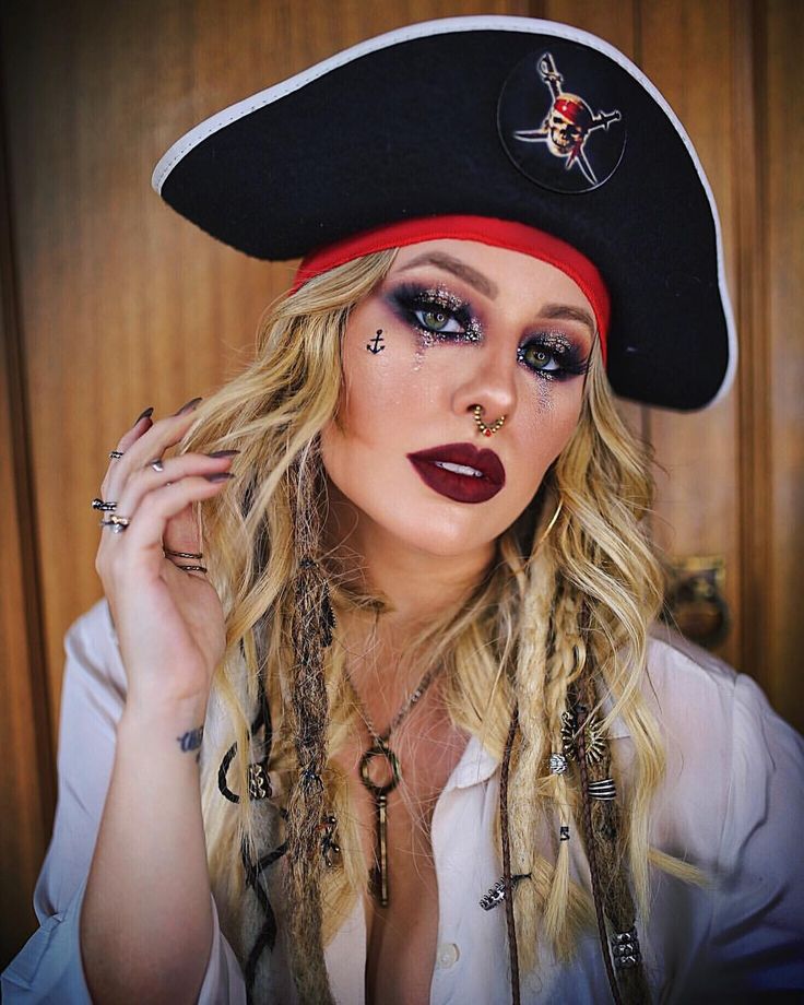 ¡Yo-ho, yo-ho y una botella de ron!  ☠️ Recuérdame otro truco que hice (el de carnaval de este año) para inspirarme para Halloween!  👻 F… |  ＨＡＬＬＯＷＥＥＮ en 2019 |  Pinterest |  Halloween, maquillaje de Halloween y disfraces de Halloween