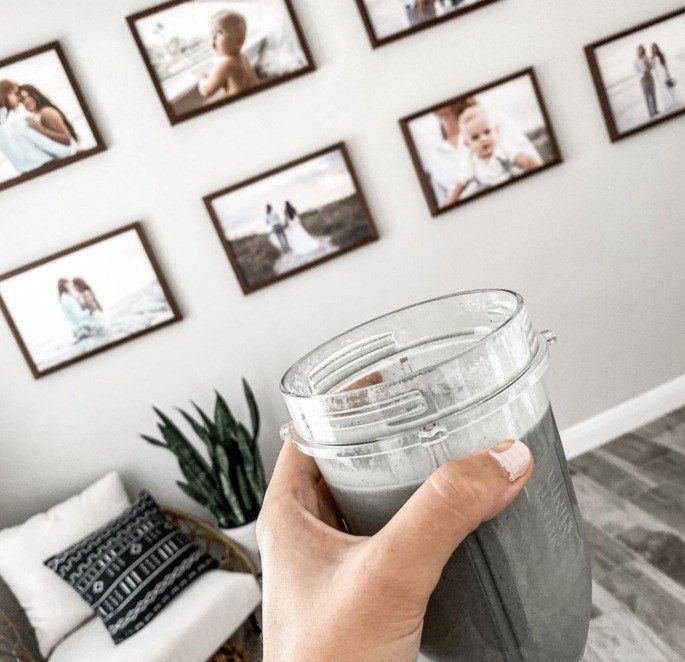 fotos enmarcadas en una pared gris