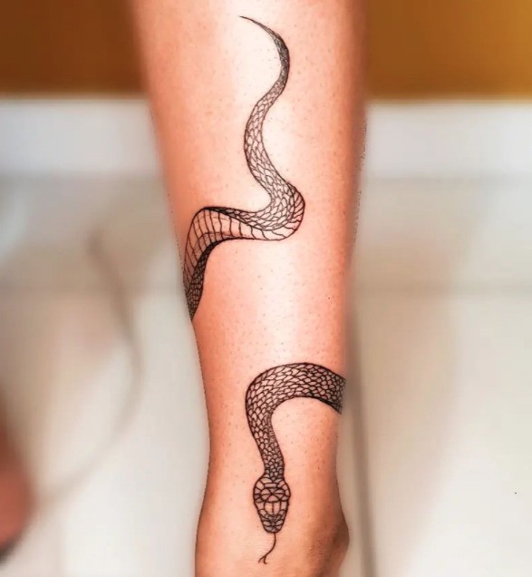 Tatuaje de serpiente femenina en el brazo.