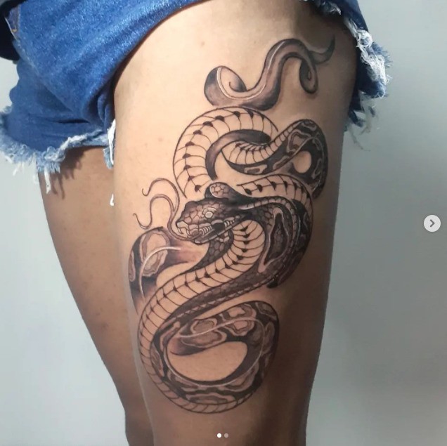 Tatuaje de serpiente en la pierna.