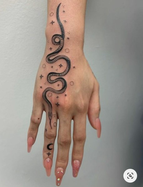 Tatuaje de serpiente femenina en la mano