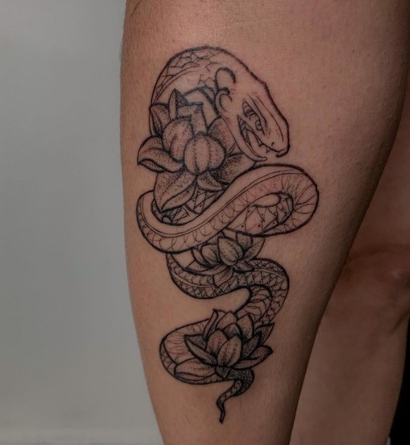 Tatuaje de serpiente en la pierna.