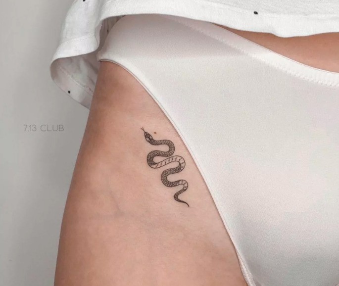 Tatuaje de serpiente en la ingle