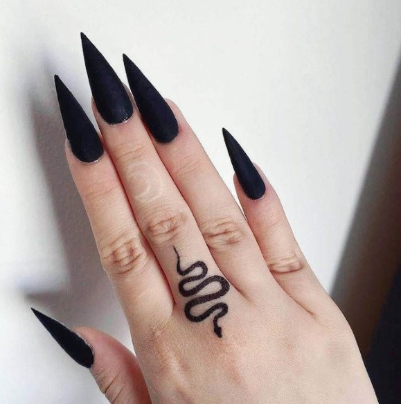 Tatuaje de serpiente en la mano