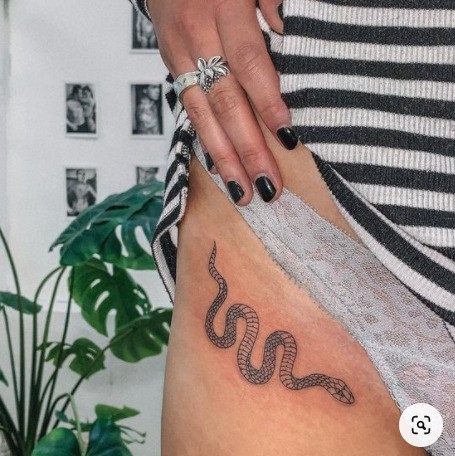 Tatuaje de serpiente en la ingle