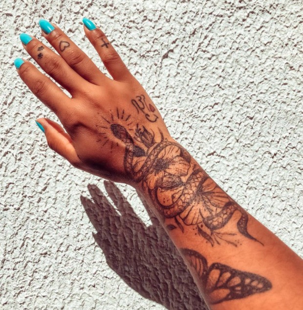 Tatuaje de serpiente en la mano