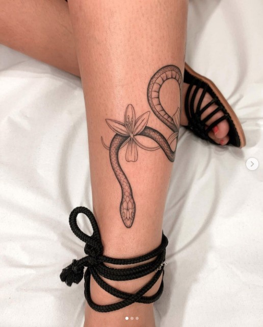 Tatuaje de serpiente y flor para mujer.