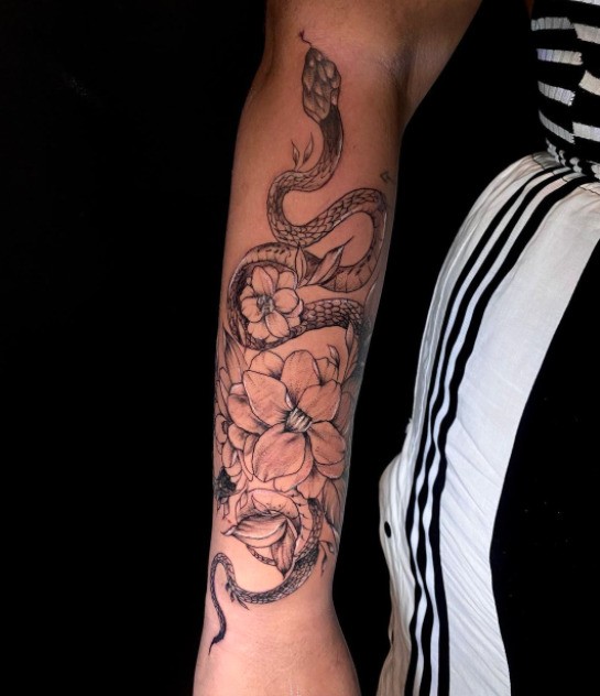 Tatuaje de serpiente y flor.