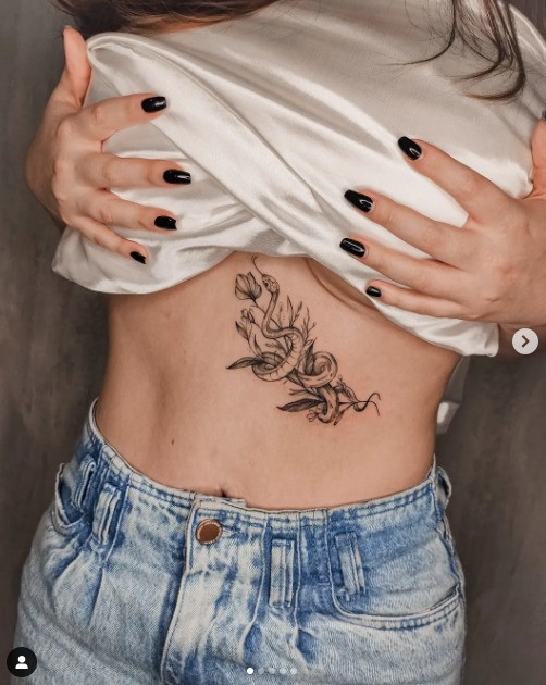 Delicado tatuaje de serpiente