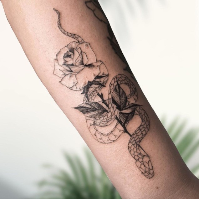 Tatuaje de serpiente y flor.