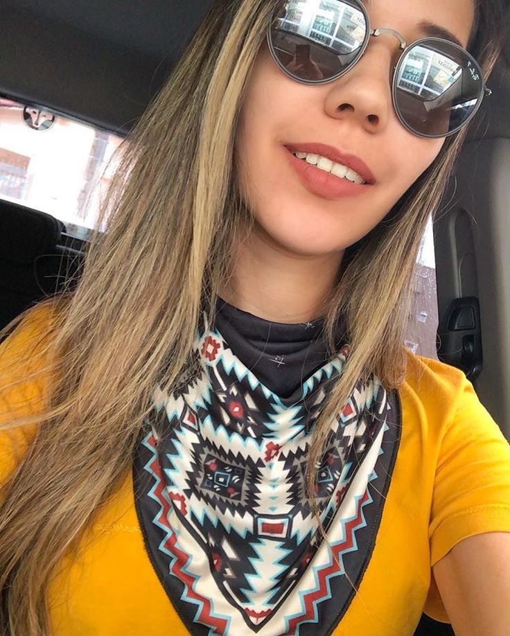 Cómo llevar una bandana: 50 inspiraciones para lucir el accesorio en 2020 |  Pañuelos, Cómo usar bufandas, bufandas