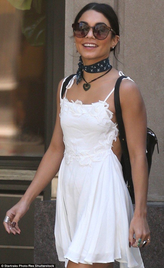 Vanessa Hudgens disfruta de un paseo romántico de verano con Austin Butler |  La moda al estilo de Vanessa Hudgens