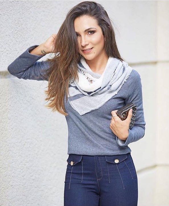 ¡Moderno look a rayas que te hará lucir como alguien que realmente entiende de moda!  Camiseta vaquera básica manga larga para… |  Moda, buen aspecto, look relajado.