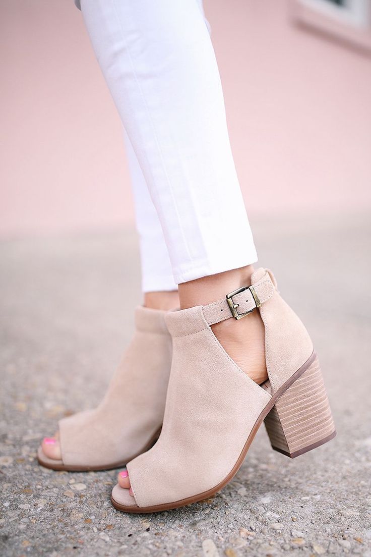 broche en los zapatos
