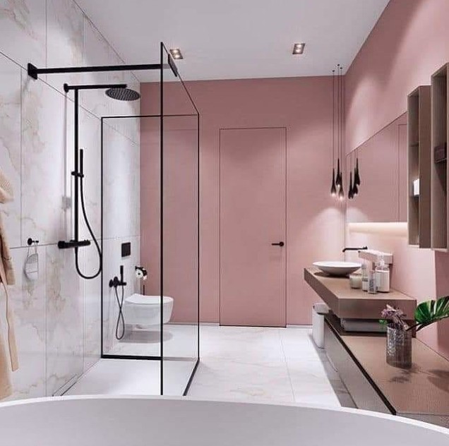 Baño con decoración rosa