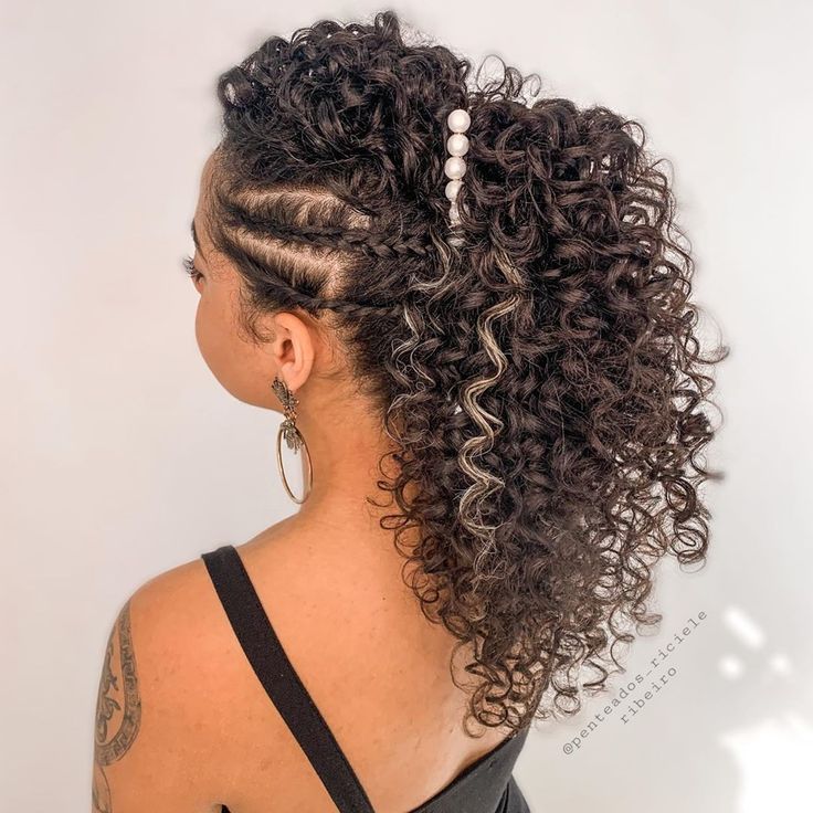 Peinados para cabello en transición: 30 fotos y algunos buenos consejos | Peinados, peinados, peinados de novia para cabello rizado.