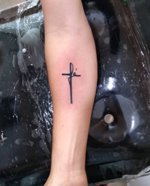 Tatuaje en el brazo, palabra fe