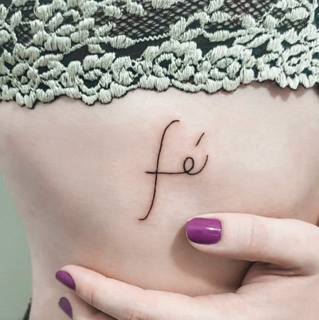 Tatuaje de palabra de fe