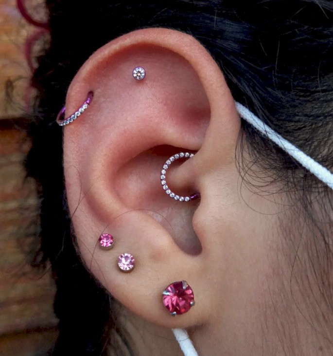 oreja con joyas