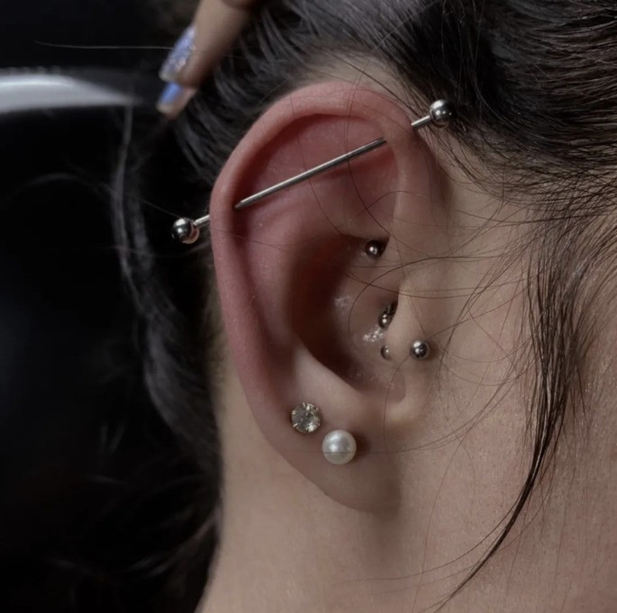 Oreja con perforación cruzada