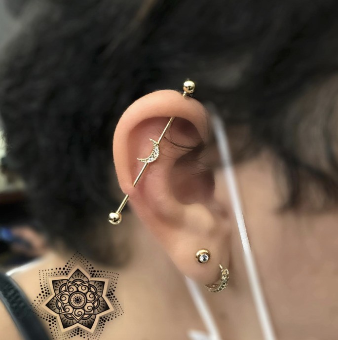 Oreja con perforación cruzada