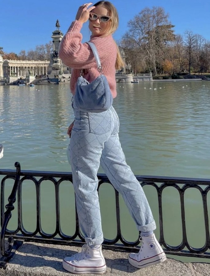 La mujer posa para la foto.