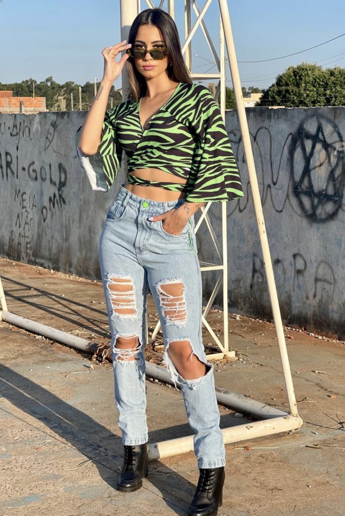 La mujer posa para la foto.