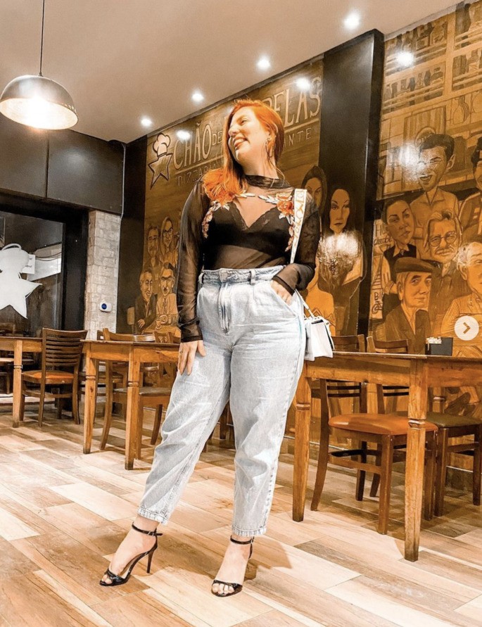 La mujer posa para la foto.