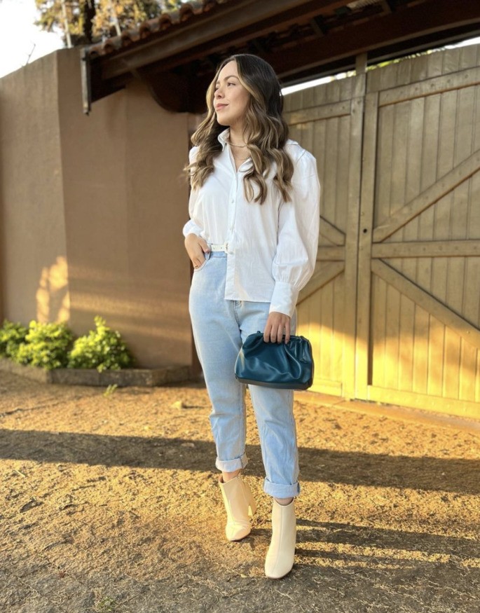 La mujer posa para la foto.