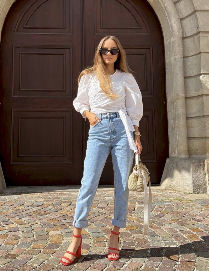 La mujer posa para la foto.