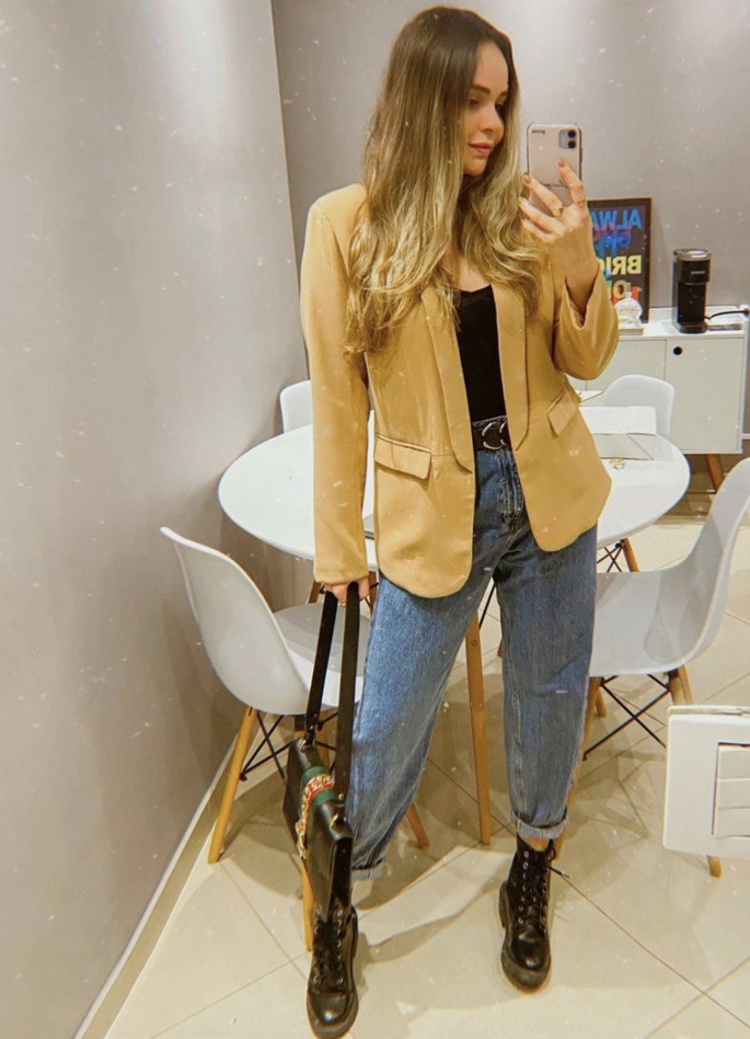 La mujer posa para la foto.