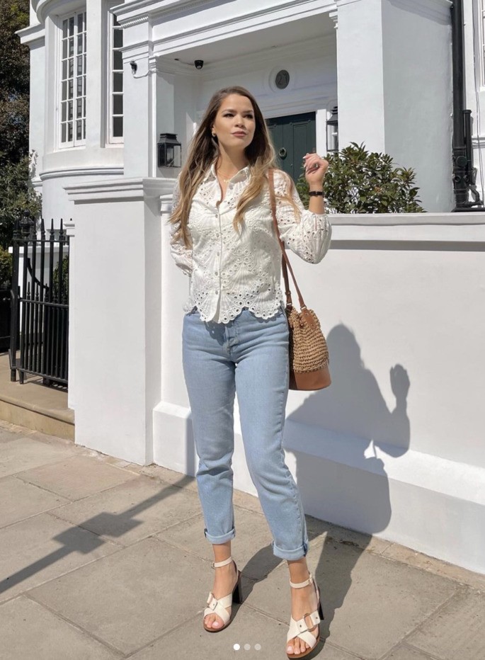 La mujer posa para la foto.