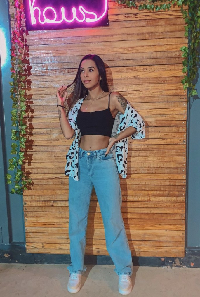 La mujer posa para la foto.