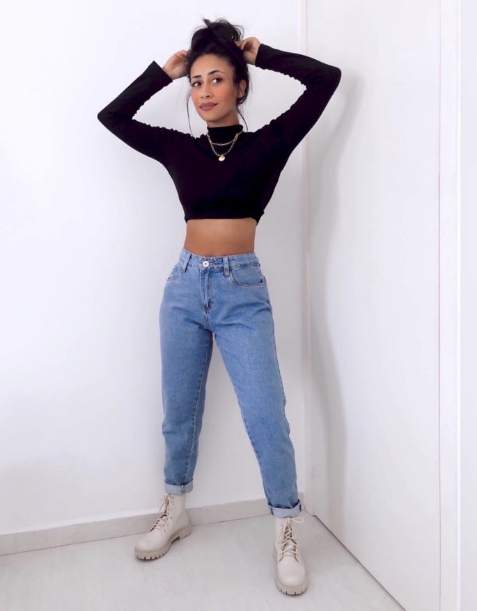 La mujer posa para la foto.