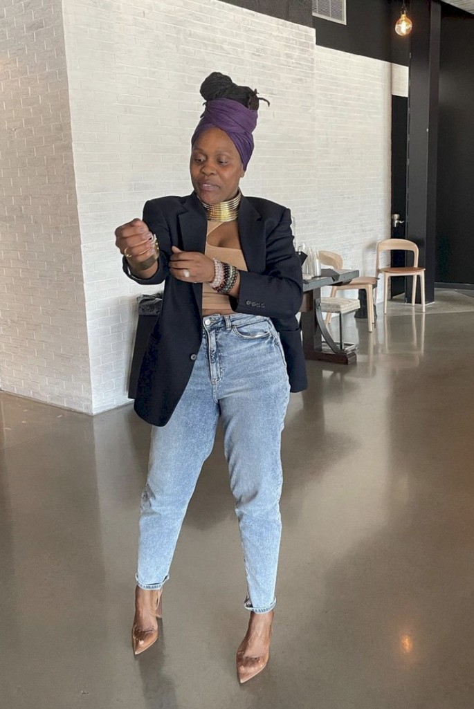 La mujer posa para la foto.