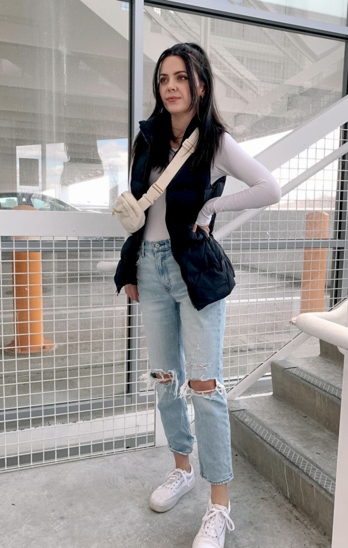 La mujer posa para la foto.