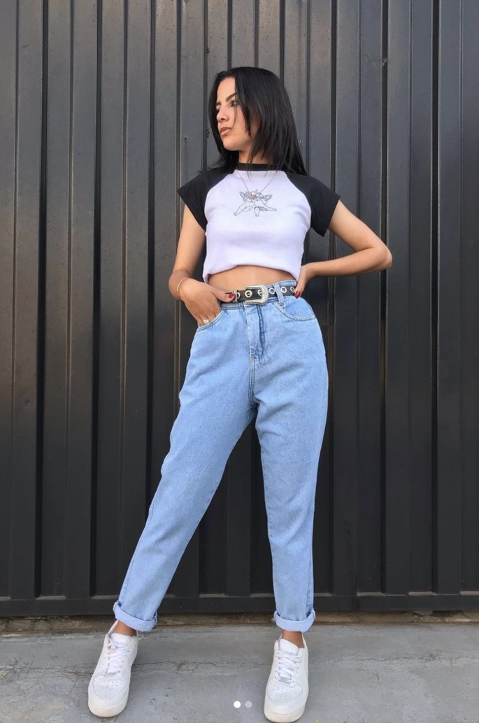 La mujer posa para la foto.