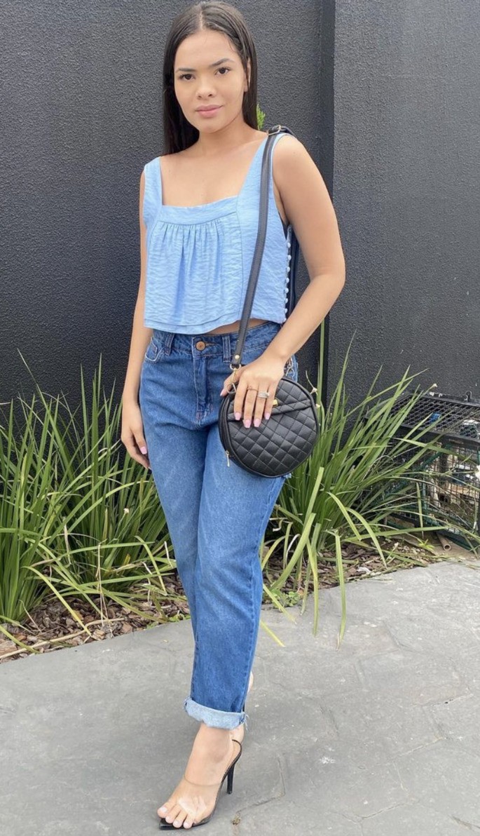 La mujer posa para la foto.