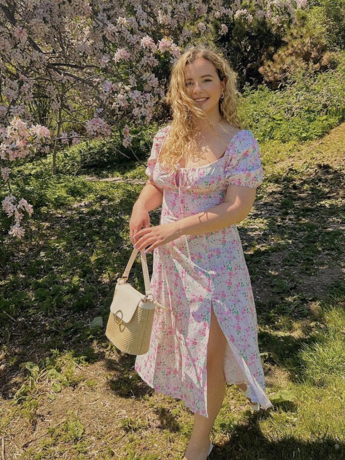 Chica posa para una foto