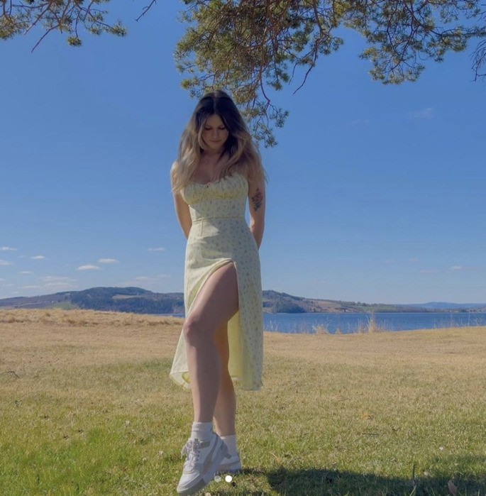 Chica posa para una foto