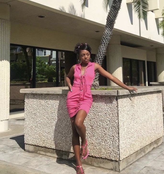 Chica posa para una foto