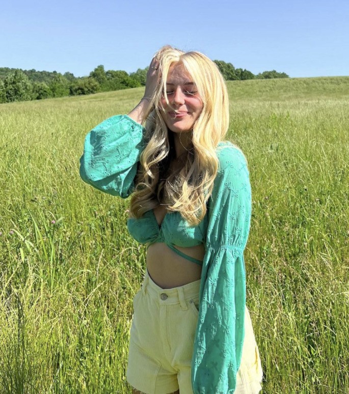 Chica posa para una foto