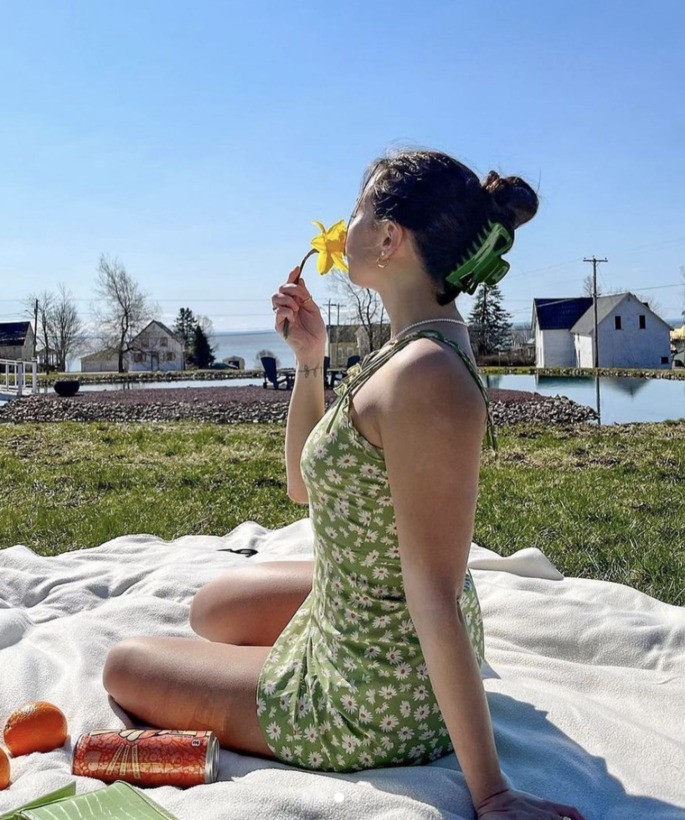 Chica posa para una foto