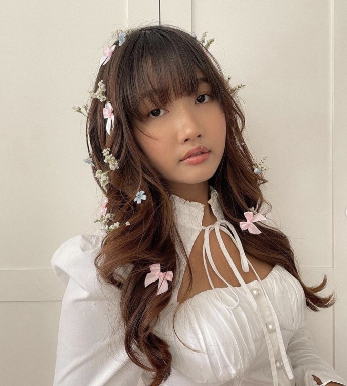 Chica posa para una foto