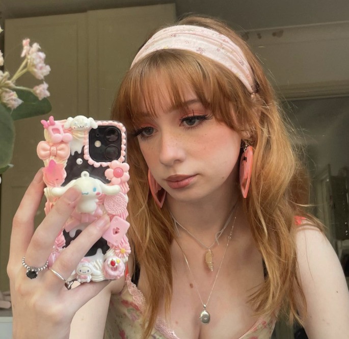 Chica posa para una foto