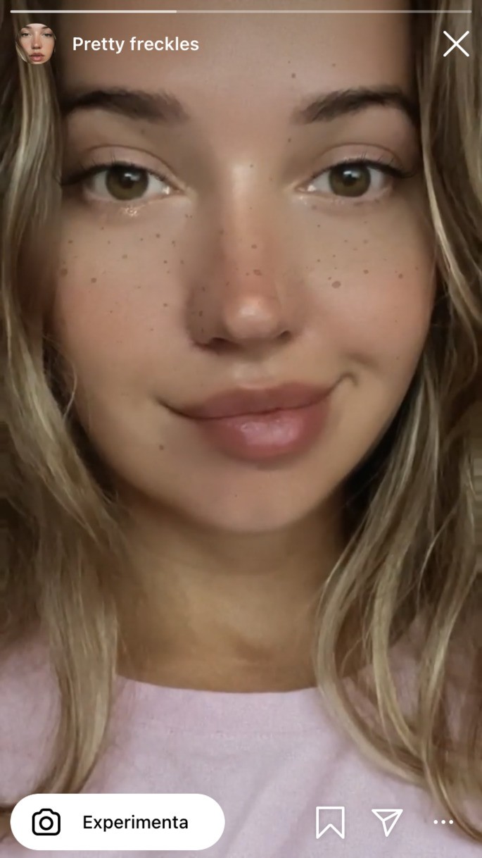 Mujer con efecto pecas en Instagram