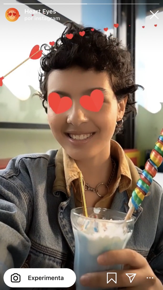 Mujer con filtro de corazón de Instagram