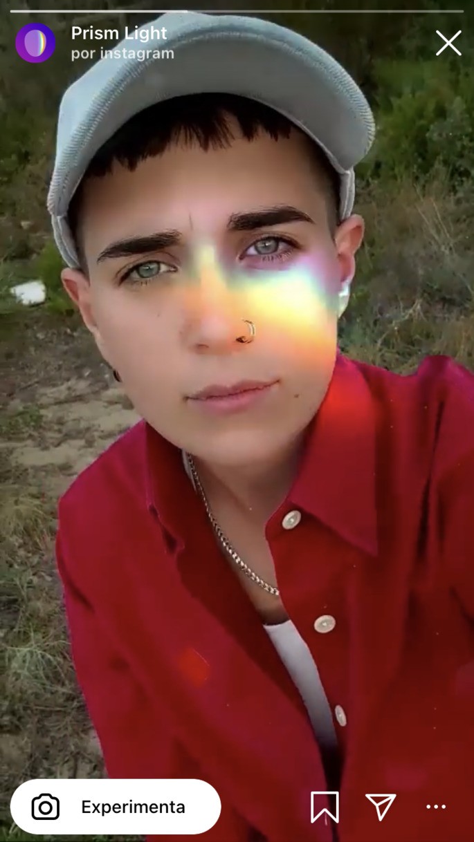 Hombre con filtro de efecto de luz de instagram
