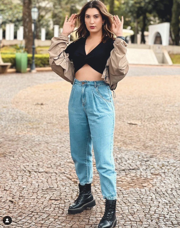 mujer con mamá pantalones y shorts