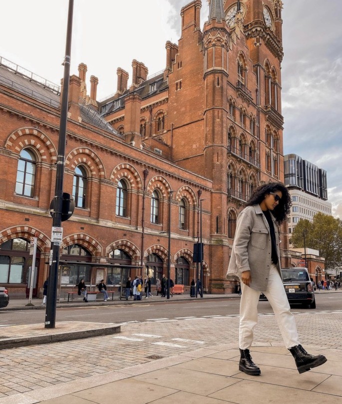 mujer con pantalones y botas